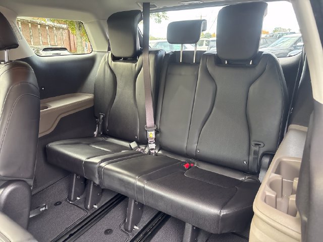 Used 2025 Kia Carnival FWD image 23