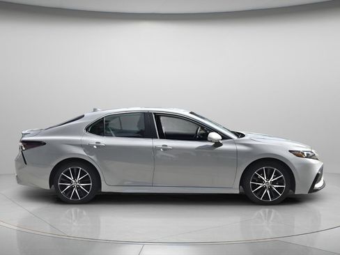 Used 2023 Toyota Camry SE FWD image 3