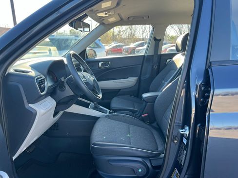 Used 2025 Hyundai Venue Limited image 22