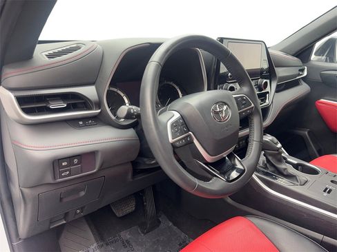 Used 2024 Toyota Highlander FWD image 55