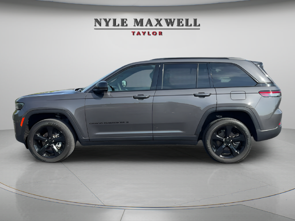 Used 2023 Jeep Grand Cherokee Altitude AWD/4WD image 8