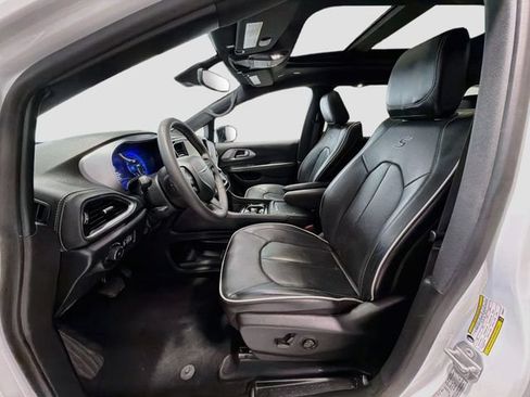 Used 2025 Chrysler Pacifica Limited FWD image 19