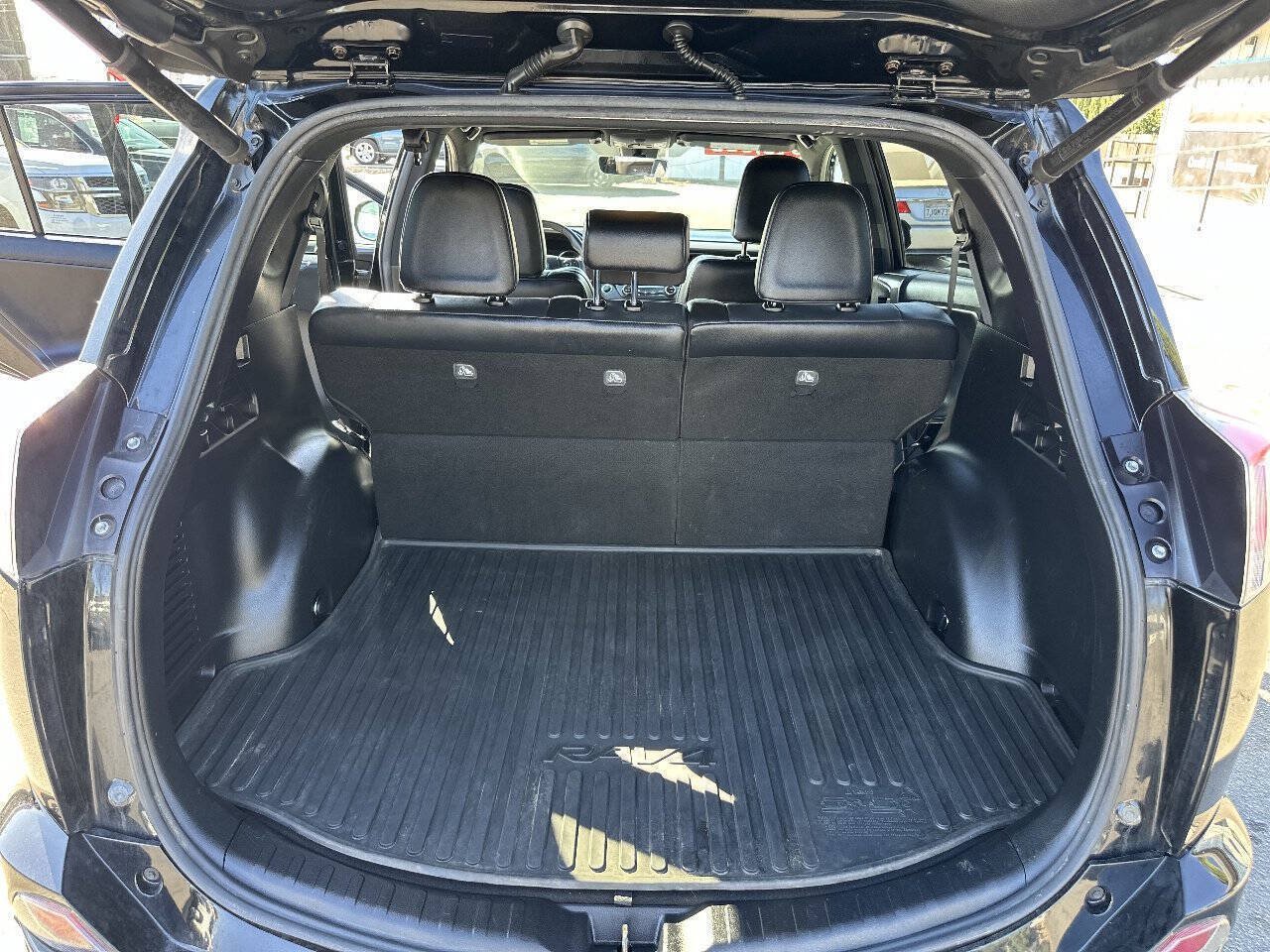 Used 2018 Toyota RAV4 SE w/ Power Extra Value Package AWD/4WD image 14