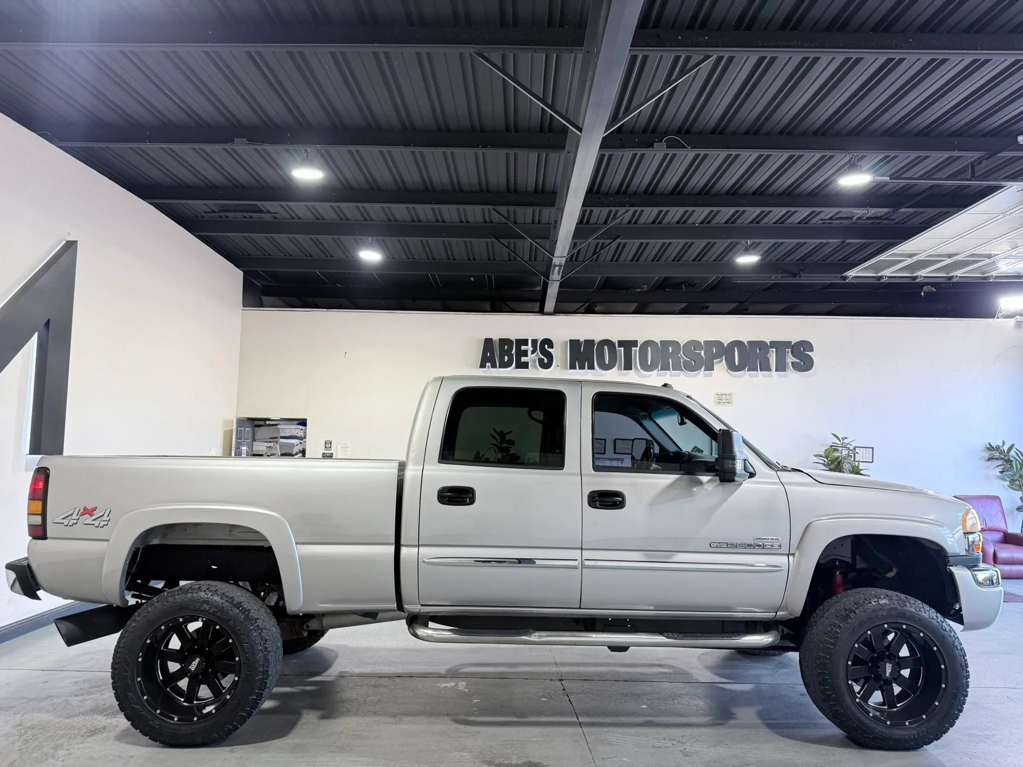 Used 2004 GMC Sierra 2500 SLT w/ Heavy-Duty Power Package AWD/4WD image 8
