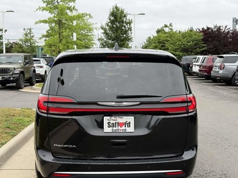 Used 2024 Chrysler Pacifica Touring-L FWD image 10