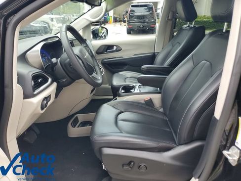 Used 2024 Chrysler Pacifica Touring-L FWD image 17