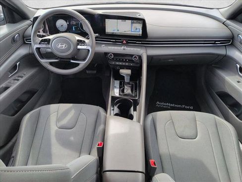 Used 2025 Hyundai Elantra SEL image 18