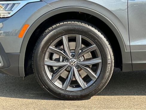 Used 2022 Volkswagen Tiguan SE w/ Panoramic Sunroof Package image 31