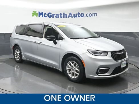 Used 2024 Chrysler Pacifica Touring-L image 2