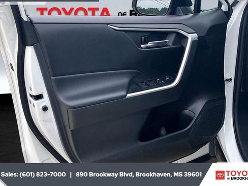 Used 2024 Toyota RAV4 XLE FWD image 17