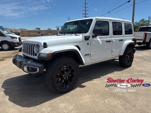 Used 2025 Jeep Wrangler Unlimited Sahara w/ Safety Group image 8