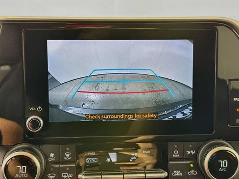 Used 2024 Toyota Highlander LE FWD image 16