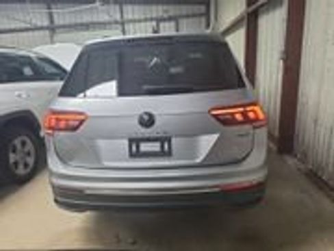 Used 2022 Volkswagen Tiguan SE w/ Panoramic Sunroof Package AWD/4WD image 4