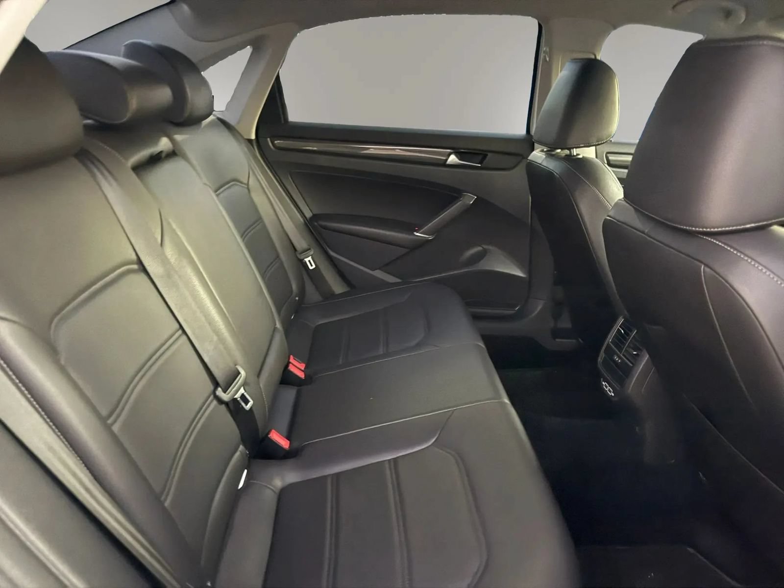 Used 2020 Volkswagen Passat 2.0T R-Line FWD image 29