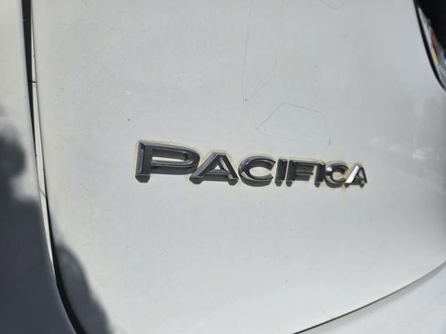 Used 2022 Chrysler Pacifica Touring-L FWD image 21