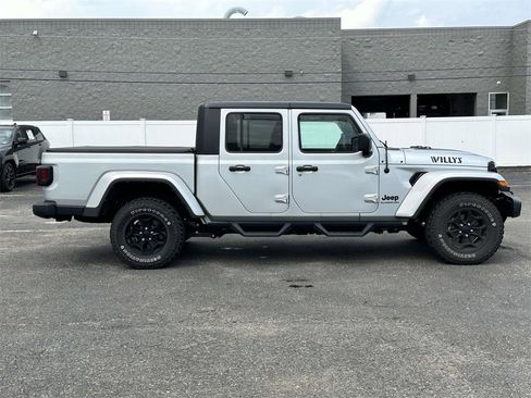 Used 2022 Jeep Gladiator Willys image 2
