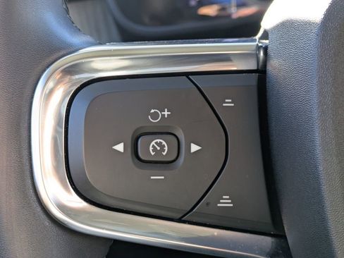 Used 2023 Volvo XC40 B5 Plus image 21