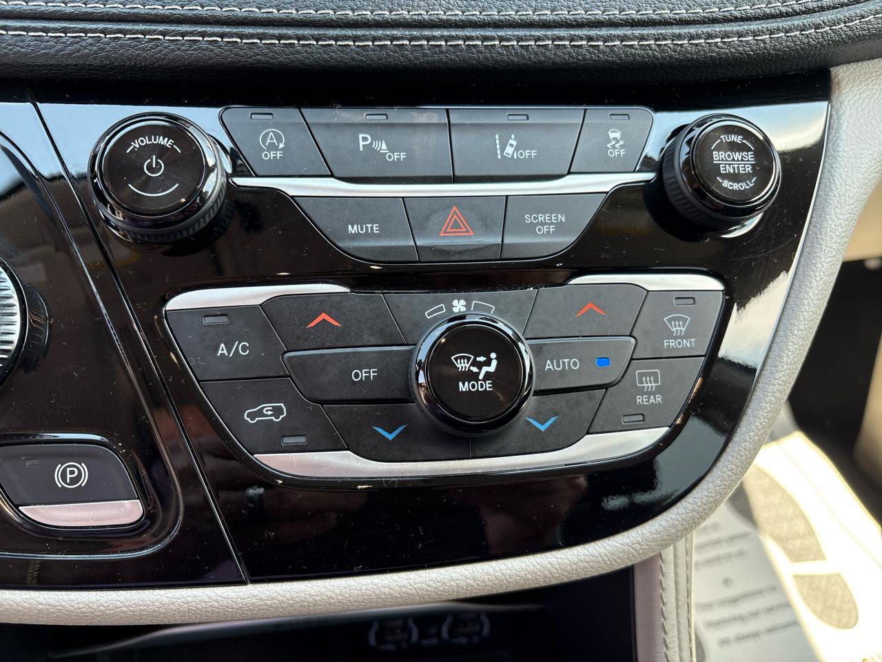 Used 2023 Chrysler Pacifica Limited FWD image 25