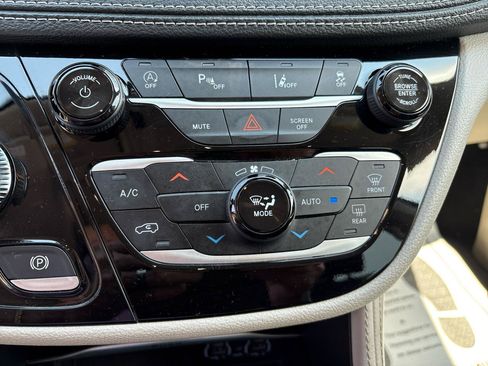 Used 2023 Chrysler Pacifica Limited FWD image 25