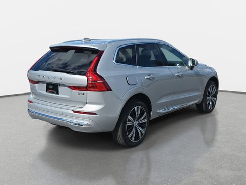 Used 2022 Volvo XC60 B5 Inscription image 4