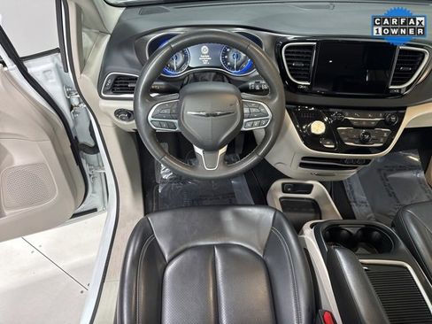 Used 2023 Chrysler Pacifica Touring-L image 14