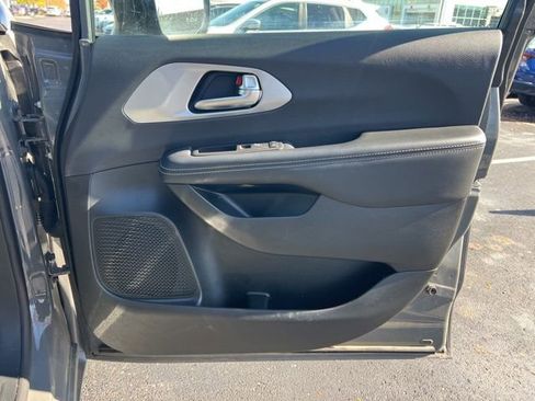 Used 2025 Chrysler Pacifica Limited image 35