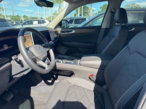 Used 2025 Volkswagen Atlas SE image 15