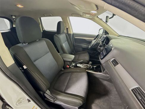 Used 2018 Mitsubishi Outlander SE image 14