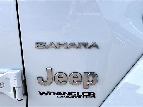 Used 2019 Jeep Wrangler Unlimited Sahara w/ Uconnect 4C Nav & Sound Group image 28