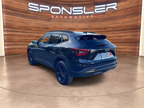 Used 2024 Chevrolet Trax ACTIV w/ Driver Confidence Package image 2