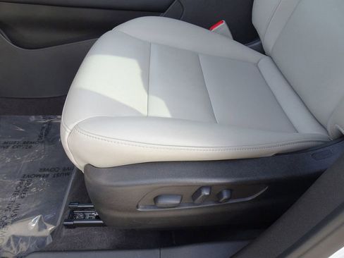 Certified 2022 Cadillac XT4 Luxury w/ Cold Weather Package image 8