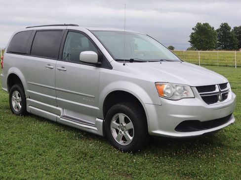 Used 2011 Dodge Grand Caravan Mainstreet w/ PWR Convenience Group FWD image 2