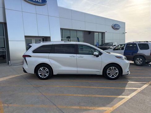 Used 2021 Toyota Sienna Limited image 7