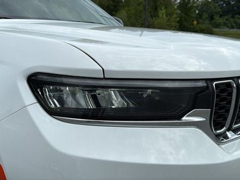 Certified 2023 Jeep Grand Cherokee Laredo AWD/4WD image 9