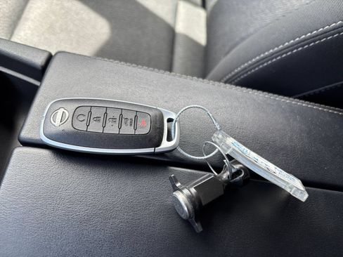 Used 2025 Nissan Rogue SV FWD image 21