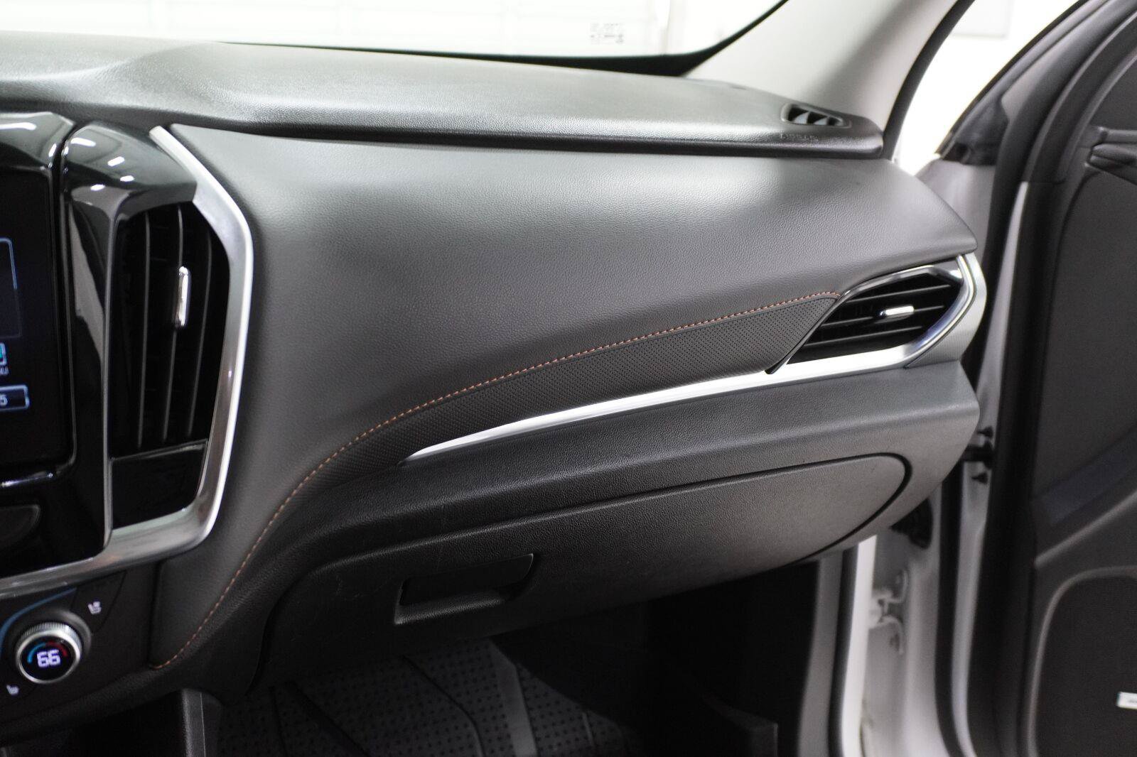 Used 2018 Chevrolet Traverse Premier w/ Driver Confidence II Package FWD image 22