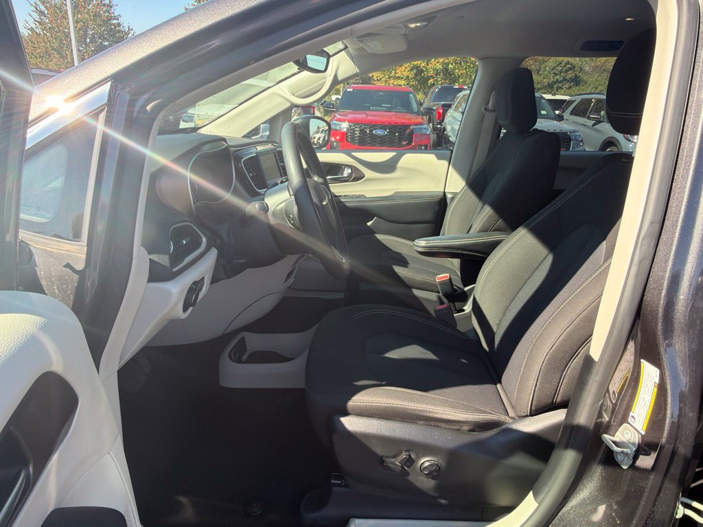 Used 2023 Chrysler Voyager LX FWD image 6