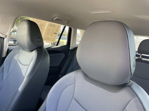 Used 2025 Volkswagen Tiguan SE image 21