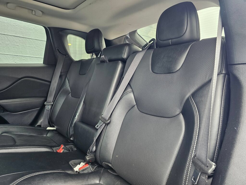 Used 2023 Jeep Cherokee Altitude Lux w/ Elite Group AWD/4WD image 17