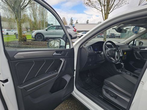 Used 2022 Volkswagen Tiguan SE AWD/4WD image 18