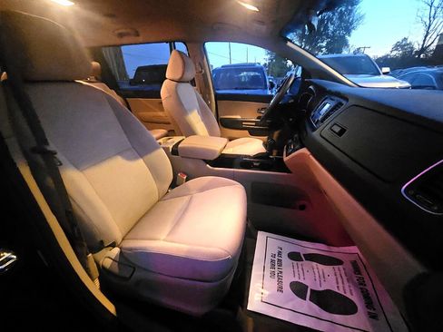 Used 2015 Kia Sedona LX w/ LX Convenience Package image 38