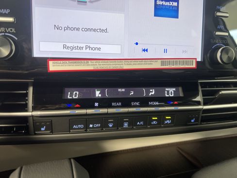 Used 2024 Toyota Sienna XLE FWD image 27