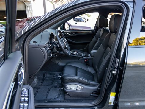 Certified 2025 Porsche Macan image 25