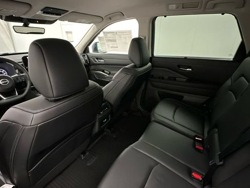 Used 2024 Nissan Pathfinder SL w/ Black Appearance Package AWD/4WD image 19