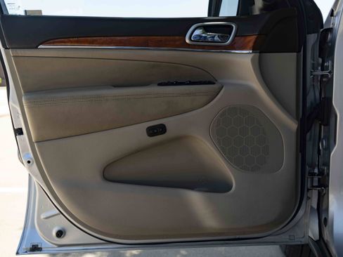 Used 2011 Jeep Grand Cherokee Overland AWD/4WD image 34