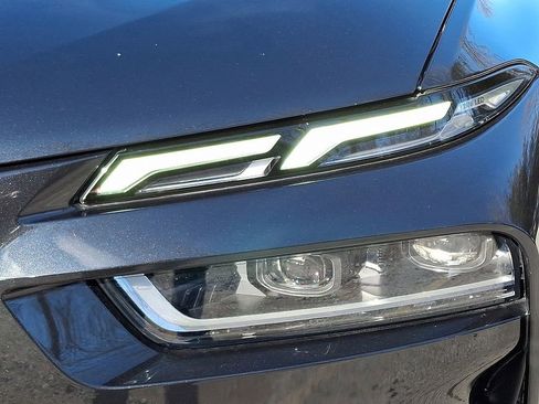 Used 2025 BMW X7 xDrive40i w/ Premium Package image 10