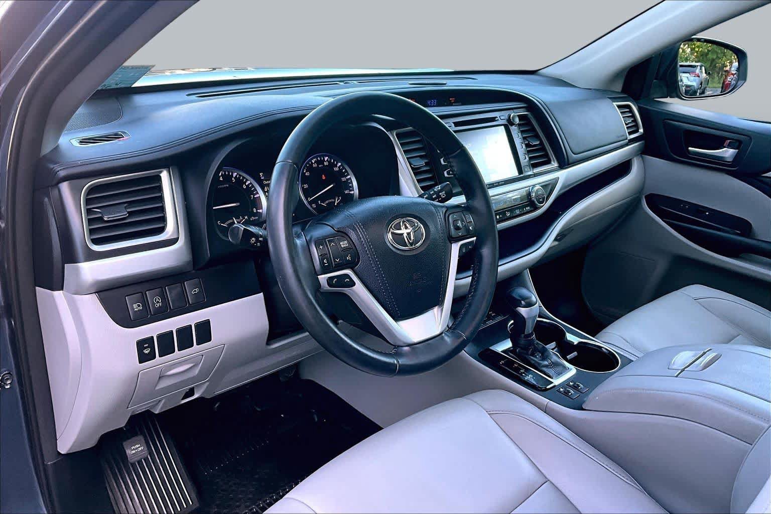 Used 2018 Toyota Highlander XLE AWD/4WD image 17