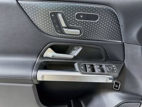 Used 2025 Mercedes-Benz GLB 250 image 17