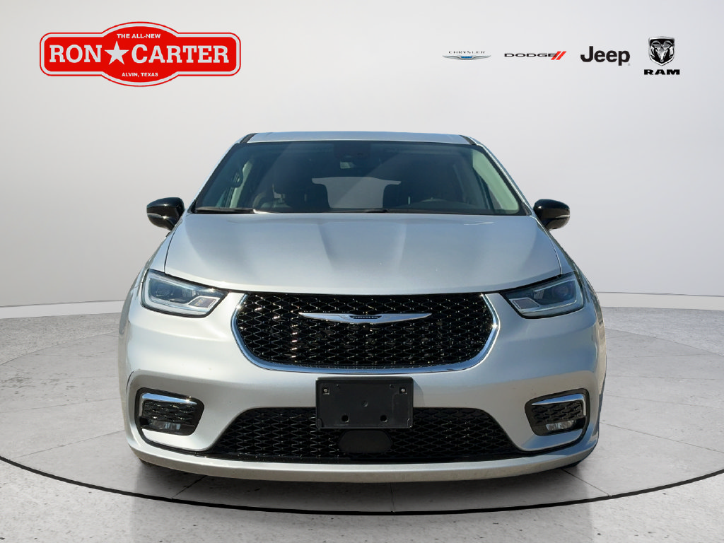 Used 2024 Chrysler Pacifica Touring-L FWD image 2