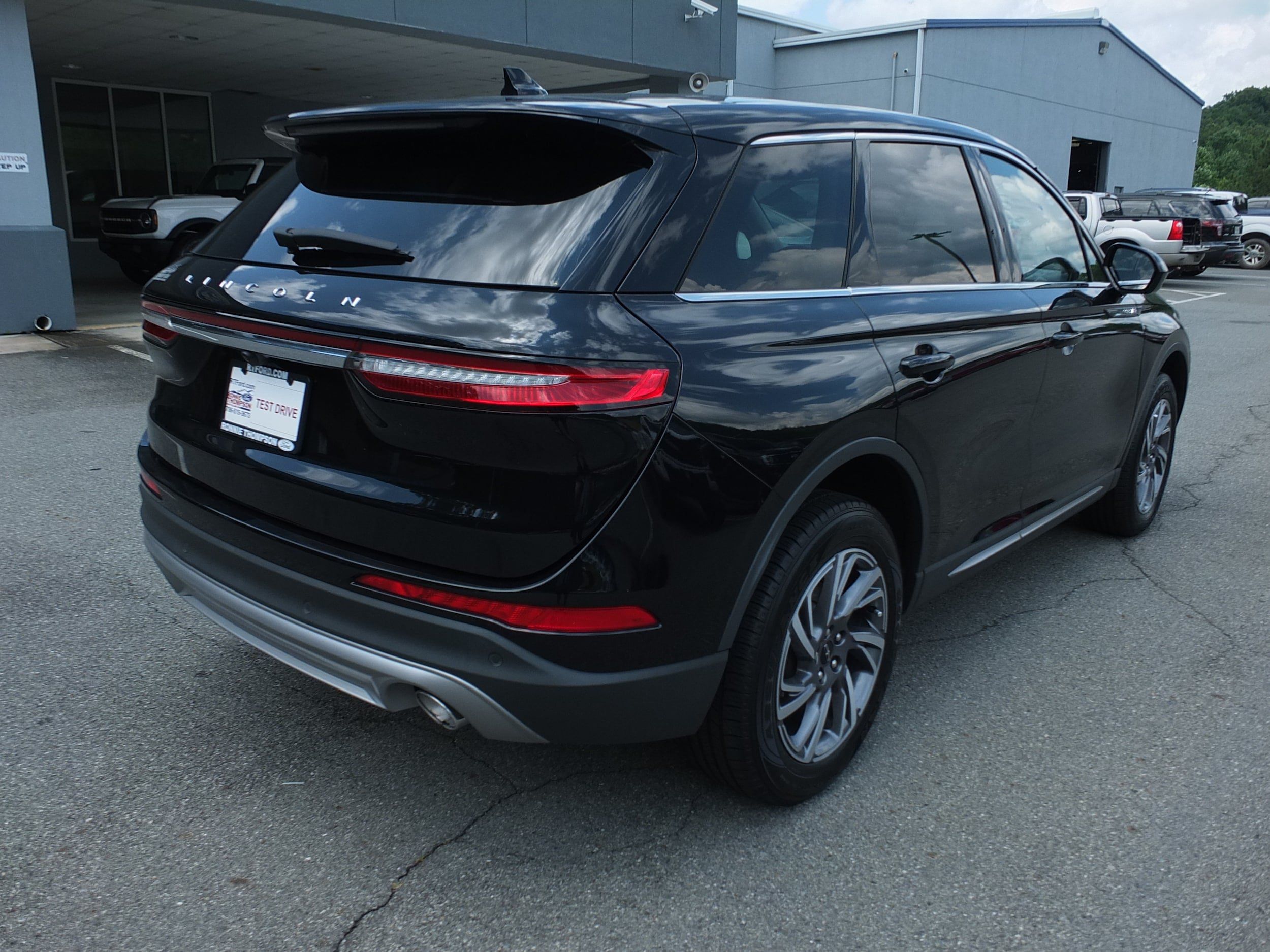 Used 2023 Lincoln Corsair FWD image 3